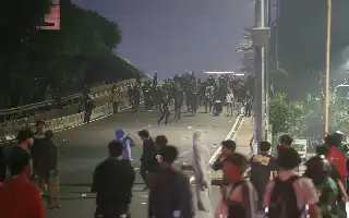 Kericuhan Pasca-Demo di DPR: Massa Blokade Flyover Slipi dan Serang Petugas