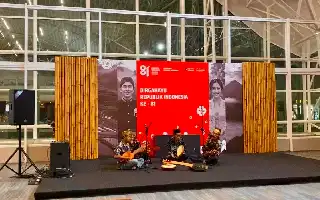 Redam Kejenuhan Penumpang Imbas Delay, Alunan Gambus Rammang-Rammang Menggema di Bandara Sultan Hasanuddin